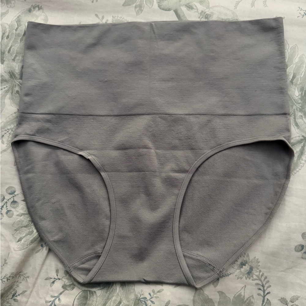 🐰Underoutfit High-Waisted Smoothing Briefs🐰
